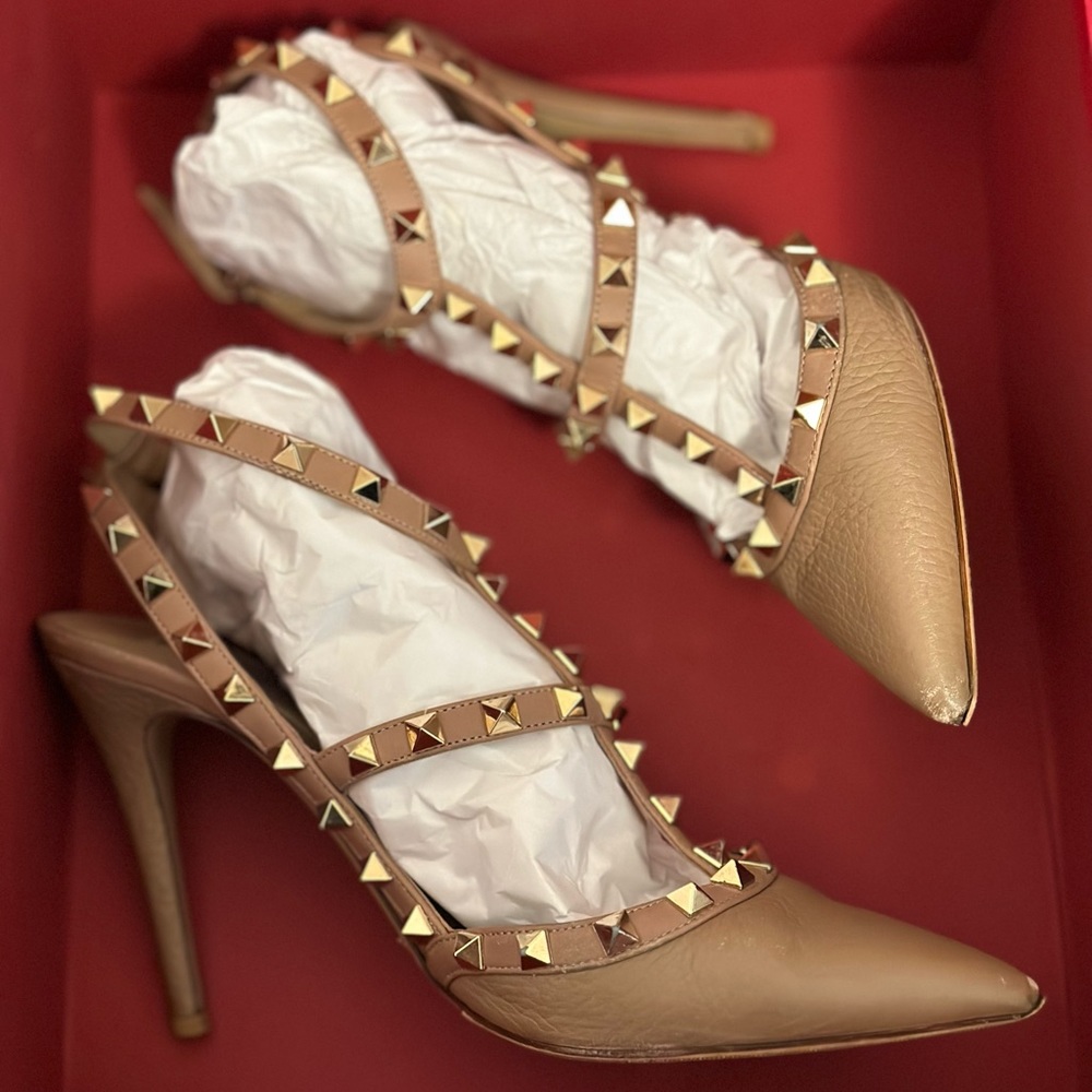 VALENTINO Patent Rockstud Caged Pump
100mm Heel Poudre Nude Leather